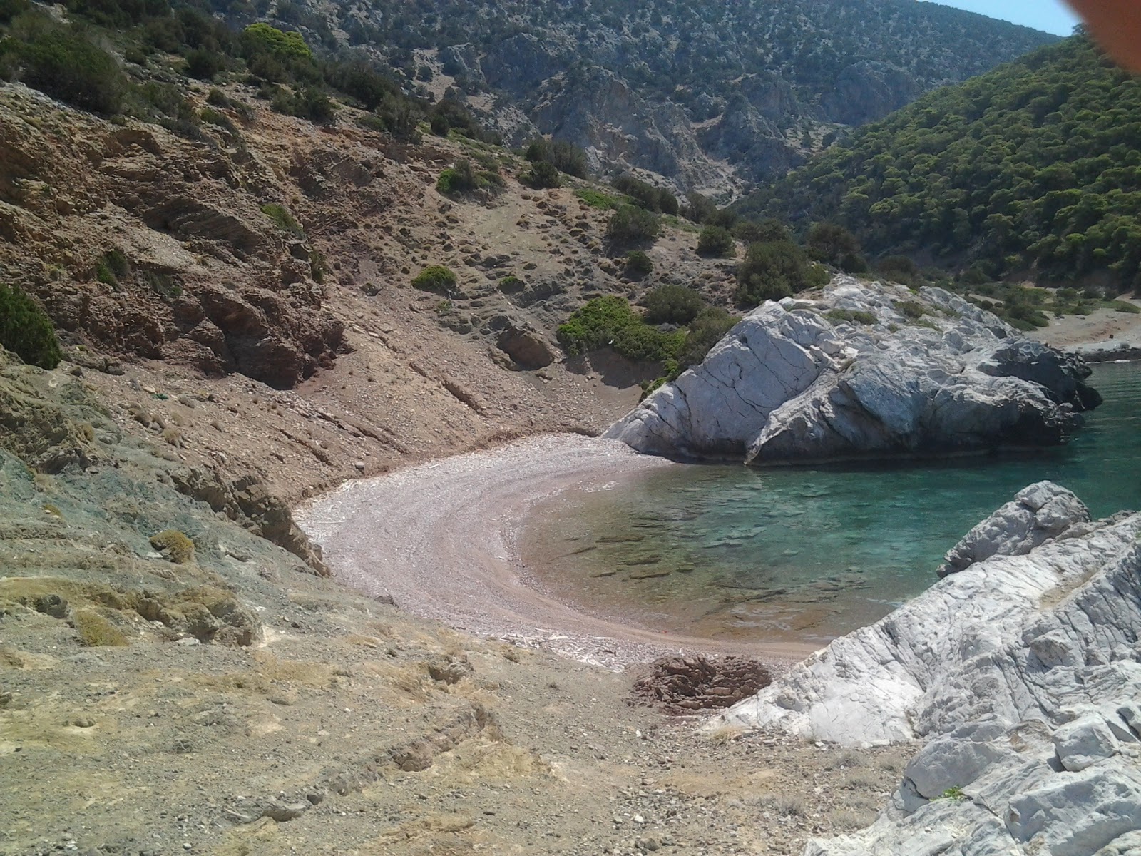 Fotografie cu Minas scr. beach III cu o suprafață de apa pură turcoaz