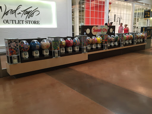 Shopping Mall «Great Lakes Crossing Outlets», reviews and photos, 4000 Baldwin Rd, Auburn Hills, MI 48326, USA