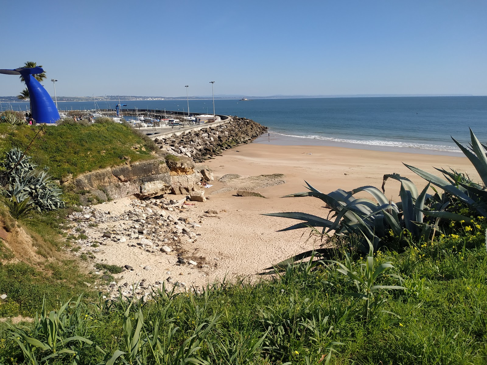 Praia da Torre的照片 带有明亮的细沙表面