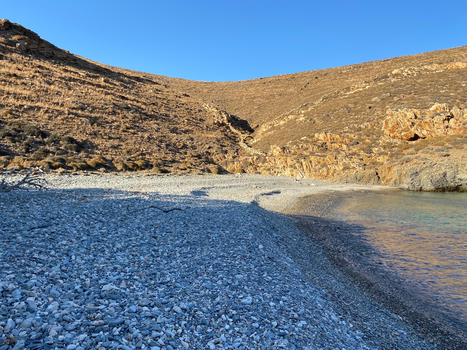 Fotografie cu Avlonitiko Beach cu o linie de coastă dreaptă