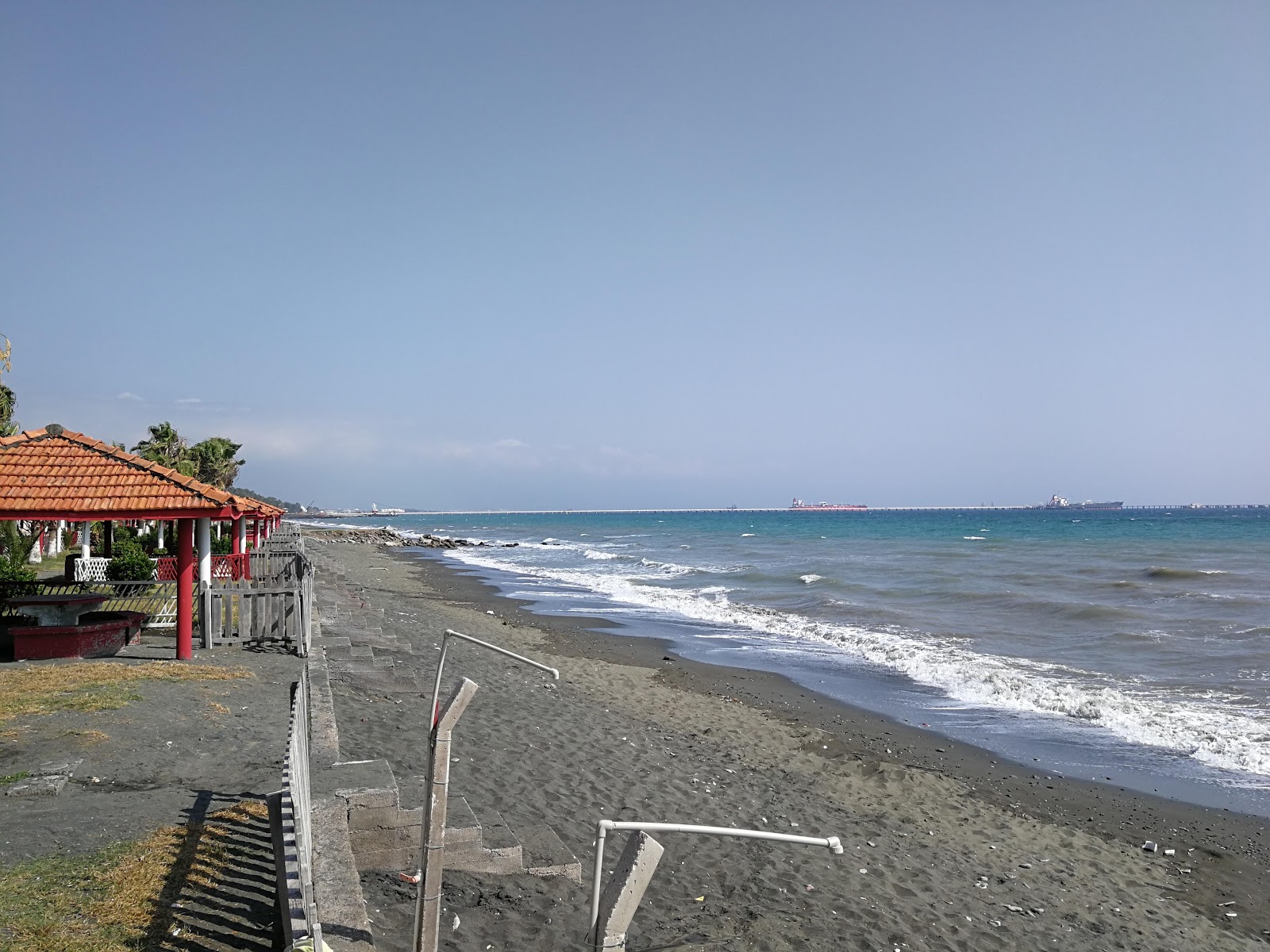 Foto av Yeniyurt beach med harmaa hiekka ja kivi yta