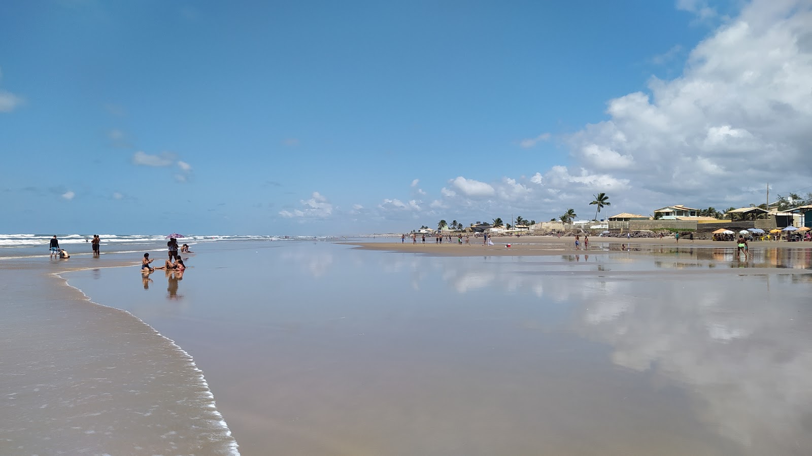 Foto van Praia Da Caueira met recht en lang