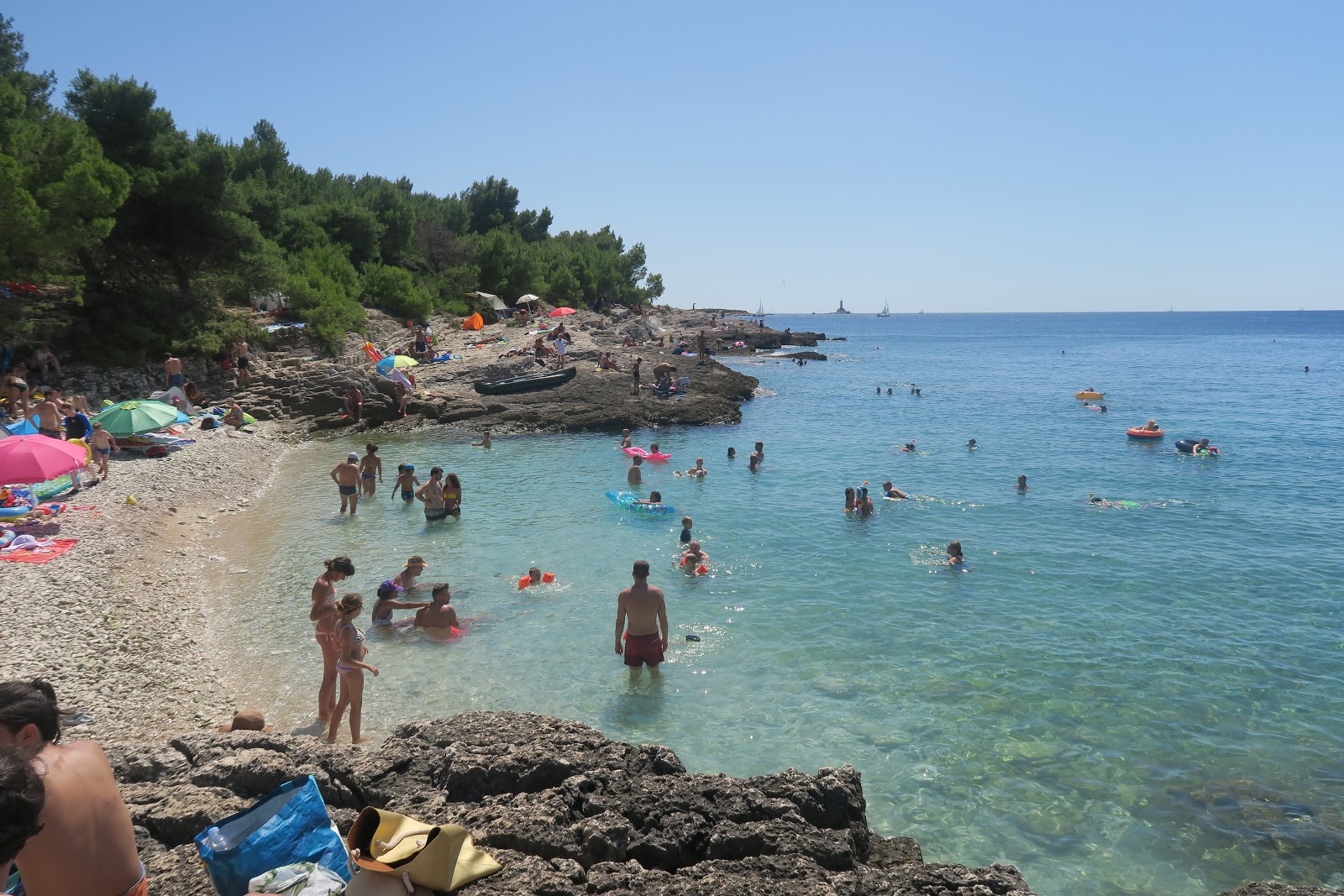 Foto di Njive beach circondato da montagne