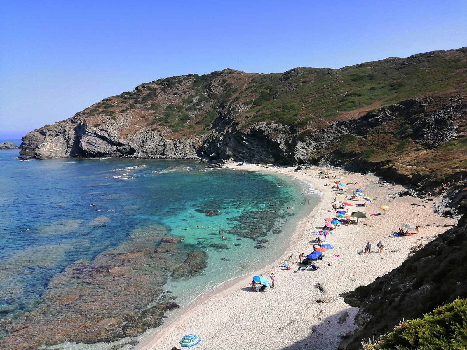 Foto van Spiaggia Di Rena Majore met turquoise puur water oppervlakte