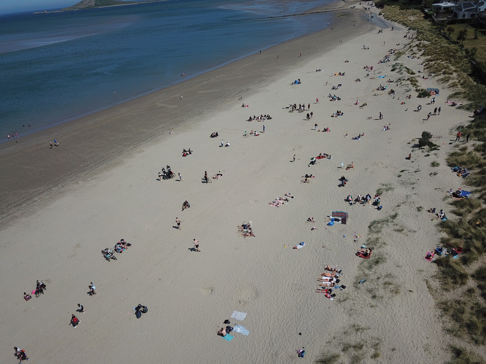 Φωτογραφία του Burrow beach με επίπεδο καθαριότητας εν μέρει καθαρό
