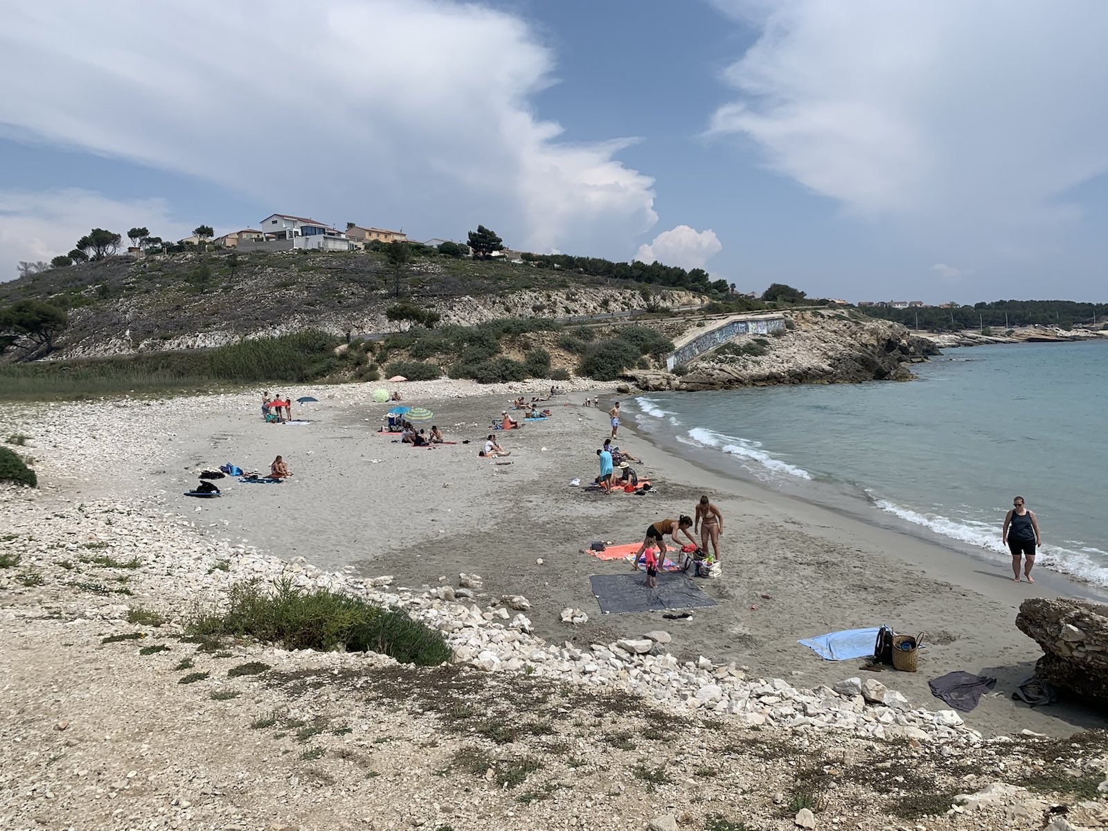 Foto di Plage des Tambours con una superficie del sabbia beige
