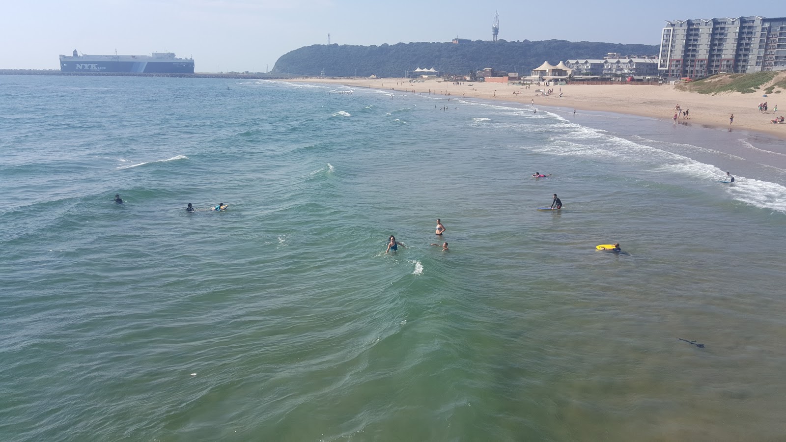 Valokuva Durban Beachista. pinnalla turkoosi puhdas vesi:n kanssa