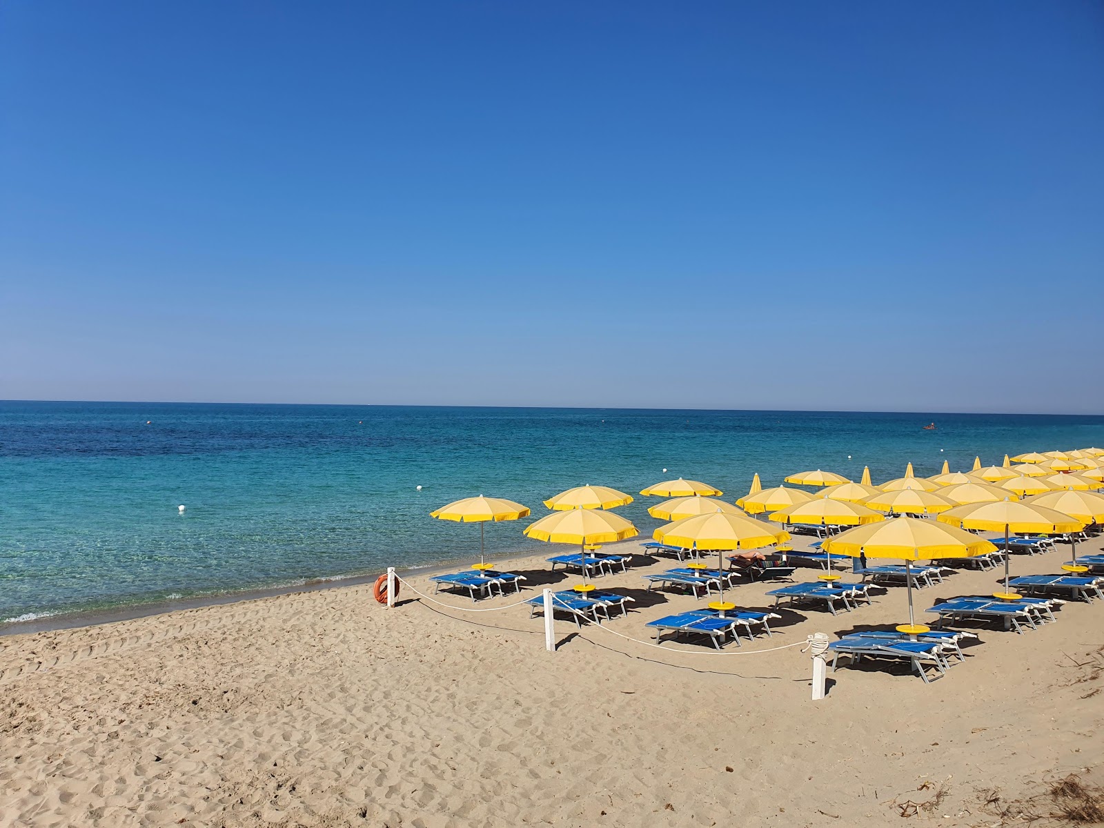 Foto av Spiaggia di Torre Mozza med lång rak strand