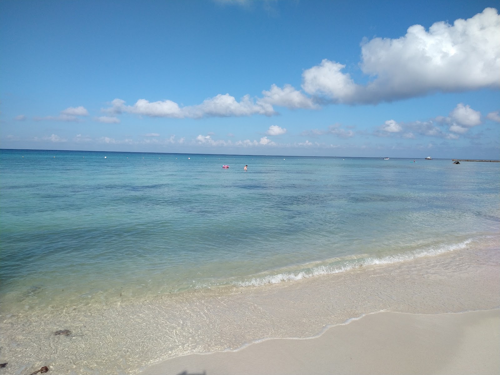 Valokuva Cozumel paradise beachista. pinnalla turkoosi puhdas vesi:n kanssa