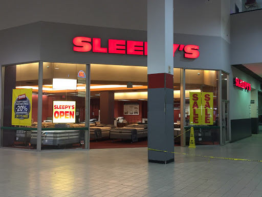 Shopping Mall «Metro Mall-Middle Village», reviews and photos, 6626 Metropolitan Ave, Middle Village, NY 11379, USA