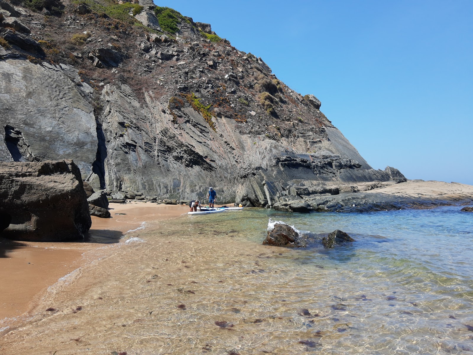 Foto av Praia dos Machados omgiven av klippor
