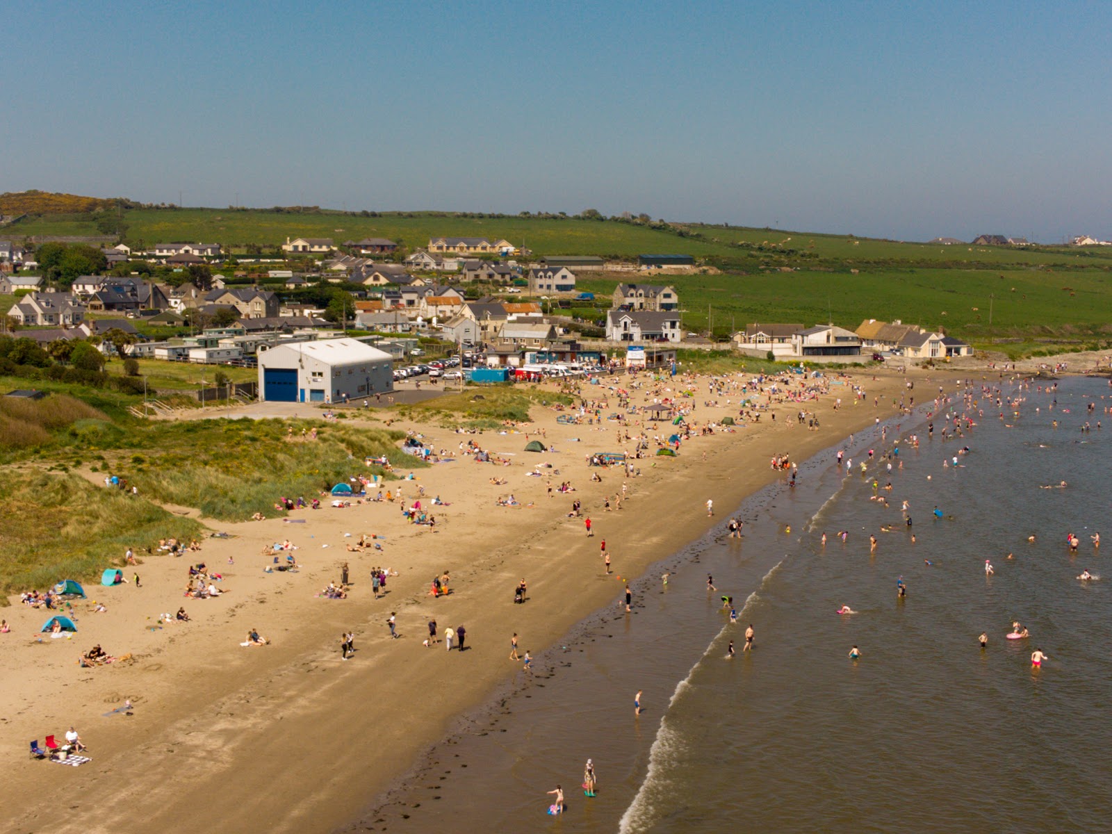 Fotografija Clogherhead Beach z svetel pesek površino