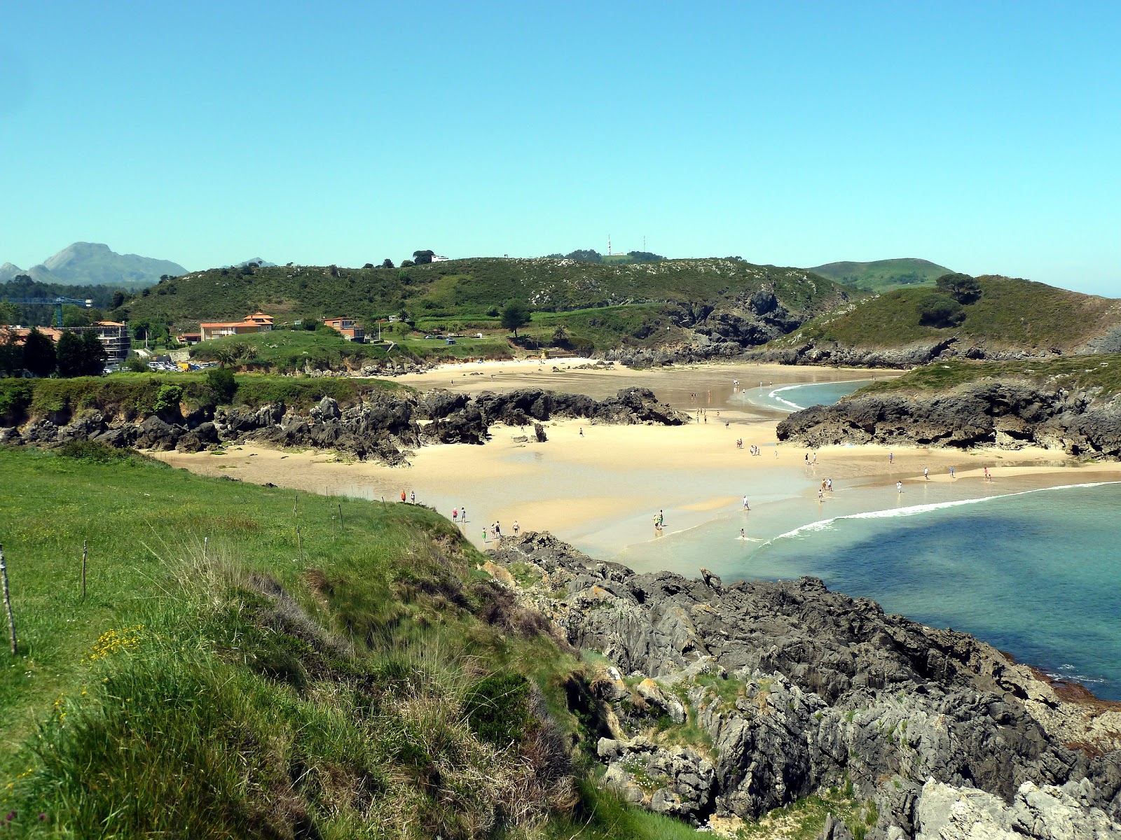 Playa de Sorraos'in fotoğrafı dağlarla çevrili