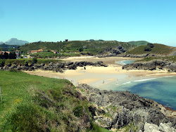Playa de Sorraos'in fotoğrafı dağlarla çevrili