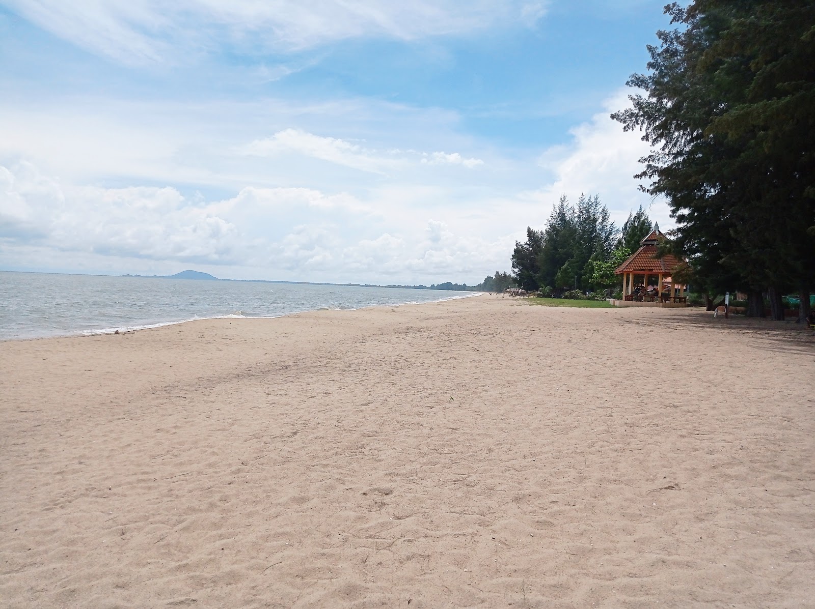 Fotografija Baan Krood Beach in naselje