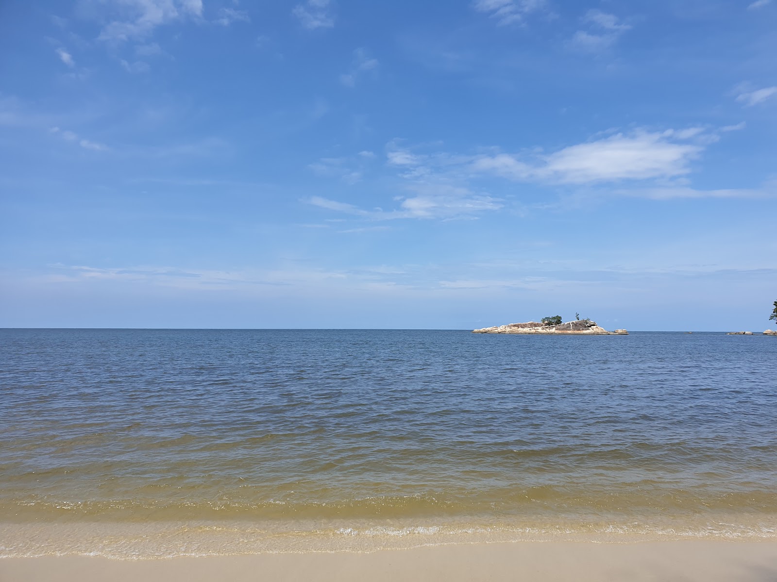 Foto de Teluk Kampi Beach com baía espaçosa