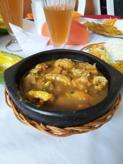 Moliendo Maní comidas típicas del Cauca
