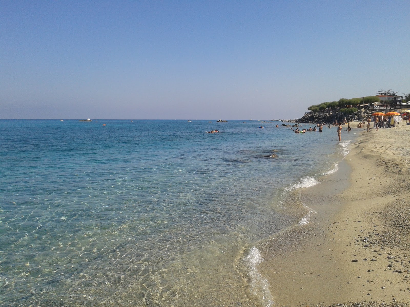 Photo de Torre Ruffa beach avec l'eau bleu de surface