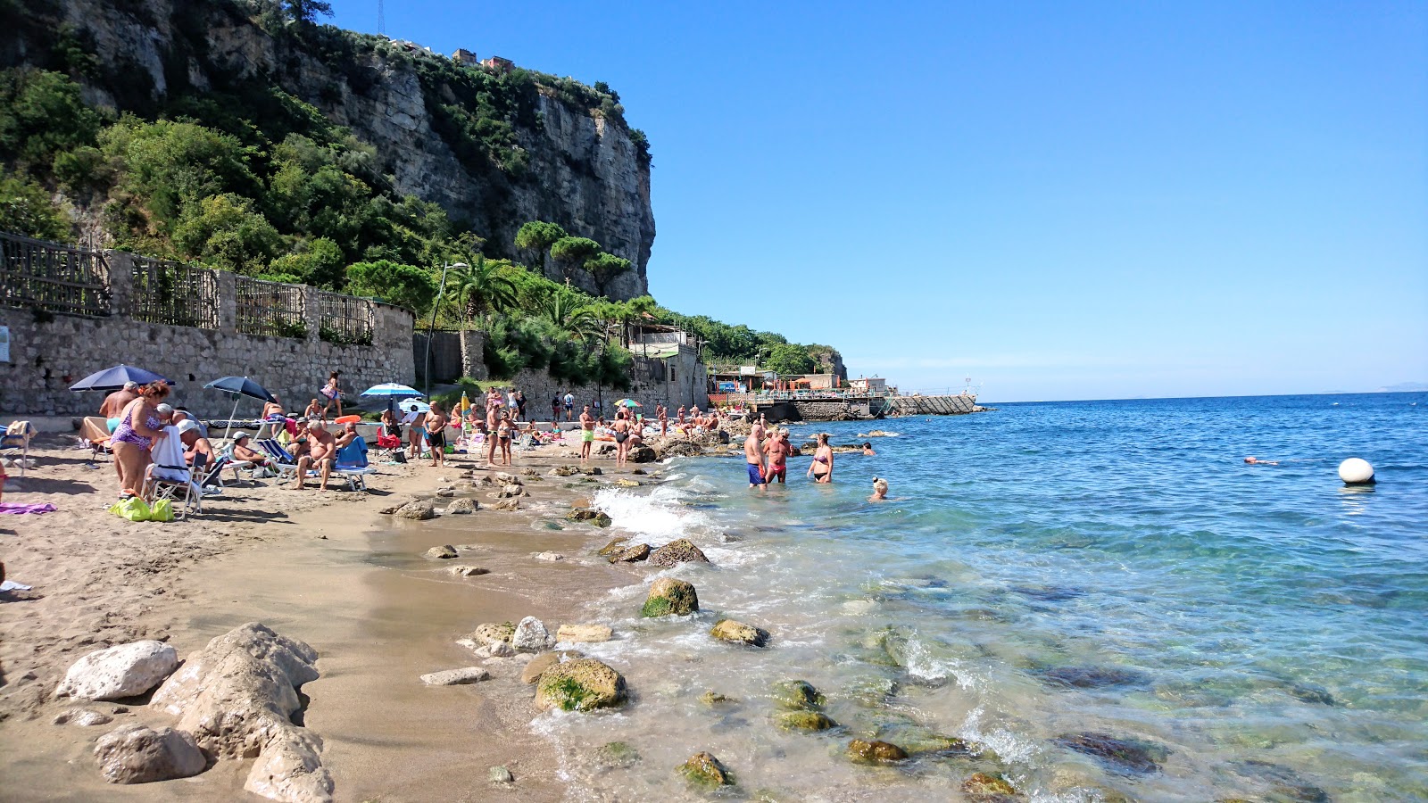 Spiaggia Seiano的照片 带有蓝色的水表面