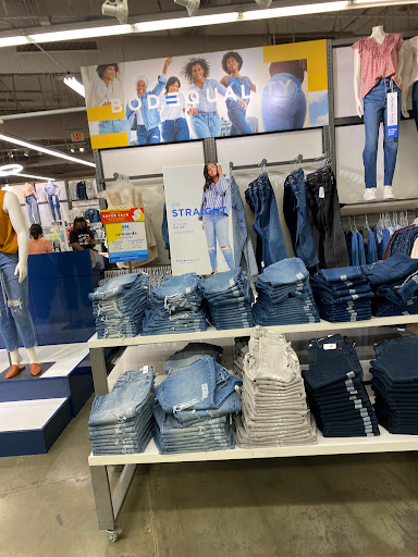 Clothing Store «Old Navy», reviews and photos, 634 Spectrum Center Dr, Irvine, CA 92618, USA