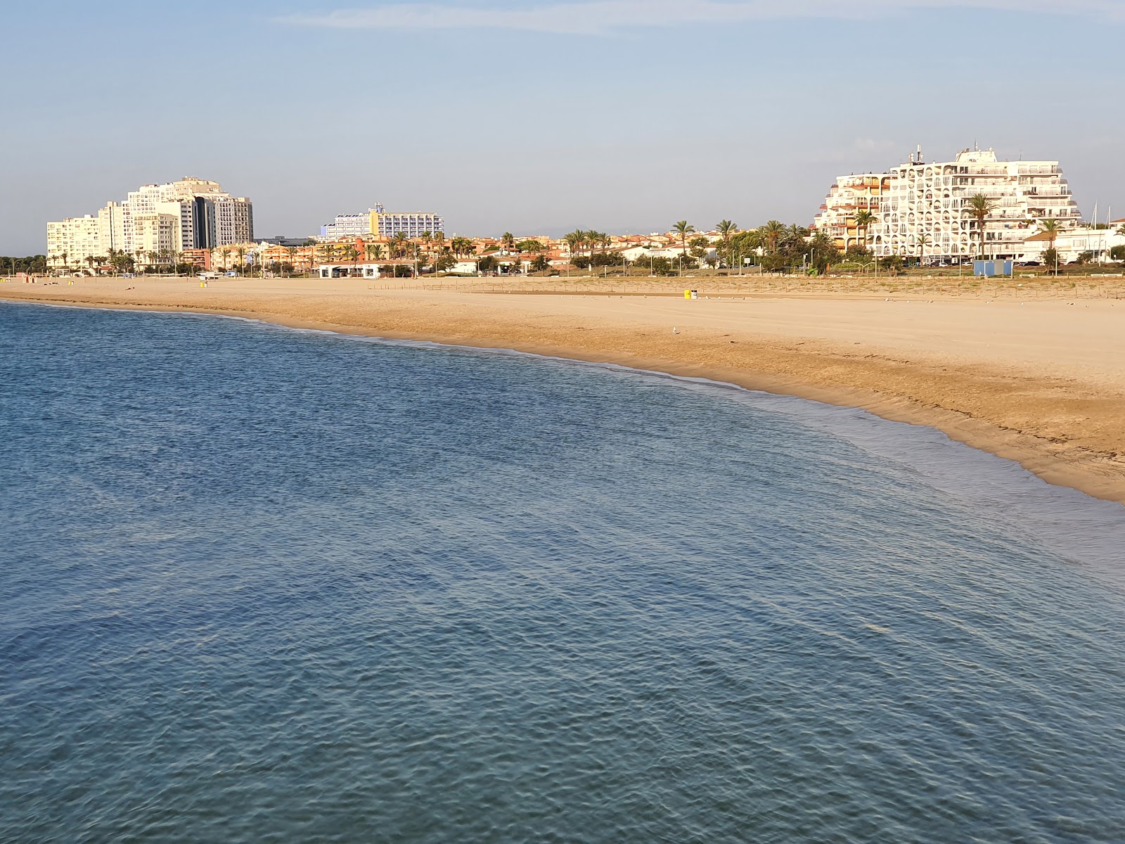 Foto van Strand van Empuriabrava met groen water oppervlakte