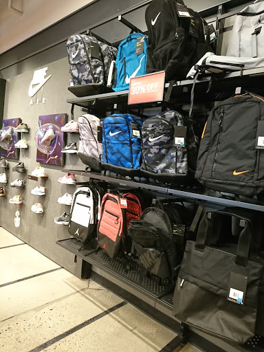 Clothing Store «Nike Factory Store», reviews and photos, 11211 120th Ave #80, Pleasant Prairie, WI 53158, USA
