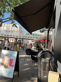 Atmosphère du Restaurant servant le petit-déjeuner Starbucks à Paris - n°19