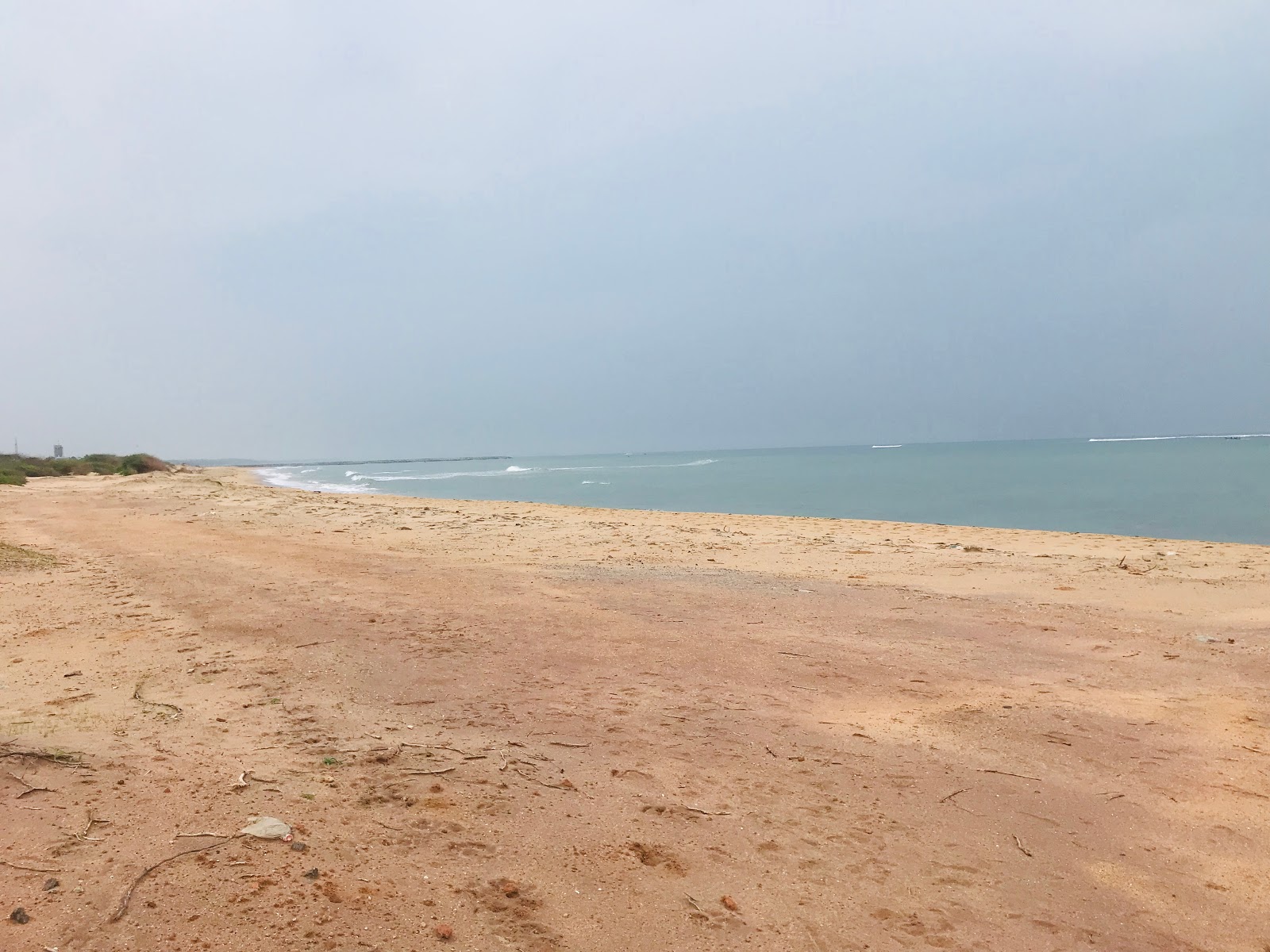Foto de Thoppuvilai Beach com areia fina e brilhante superfície