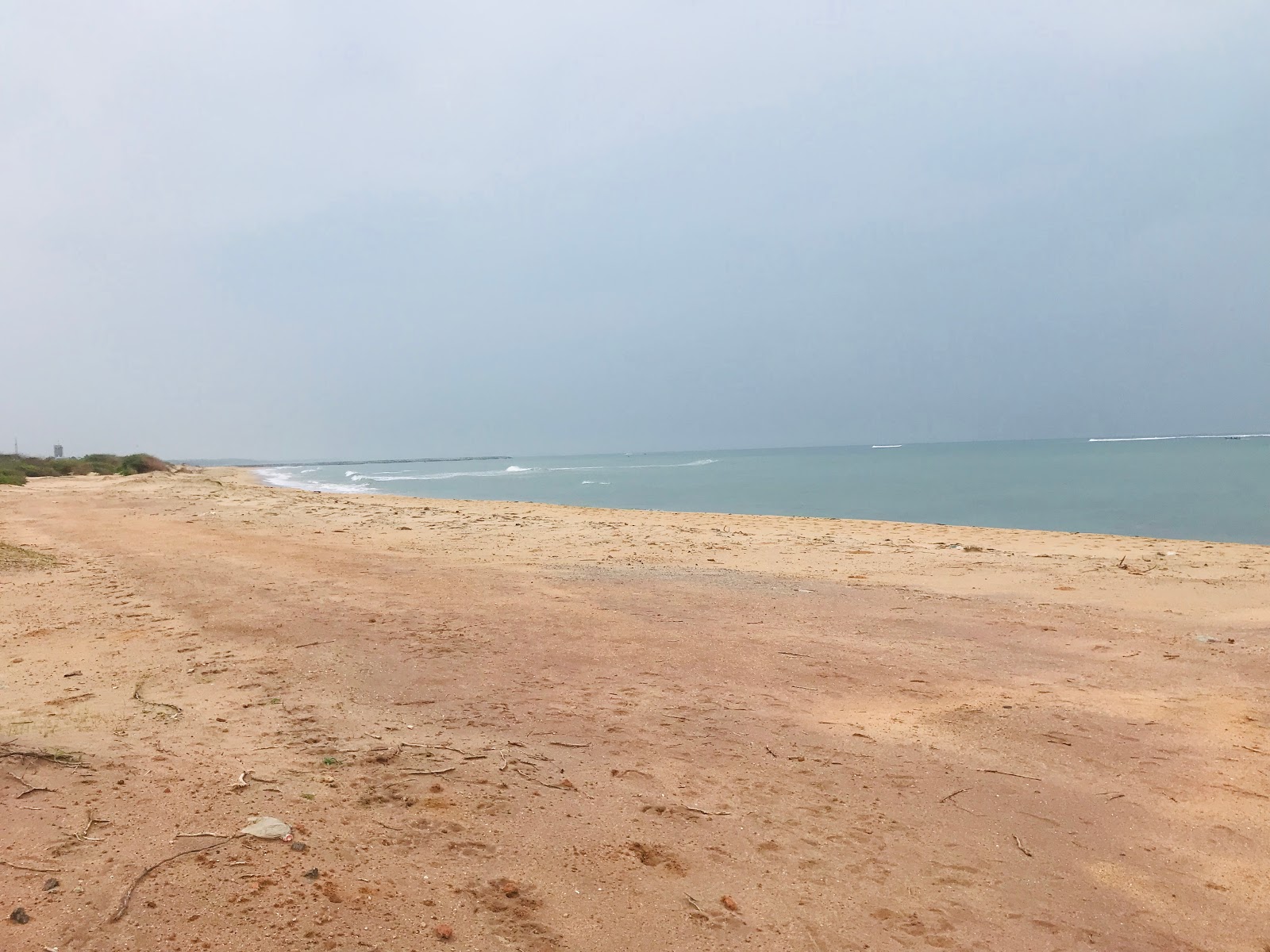 Foto de Thoppuvilai Beach com areia bege fina superfície