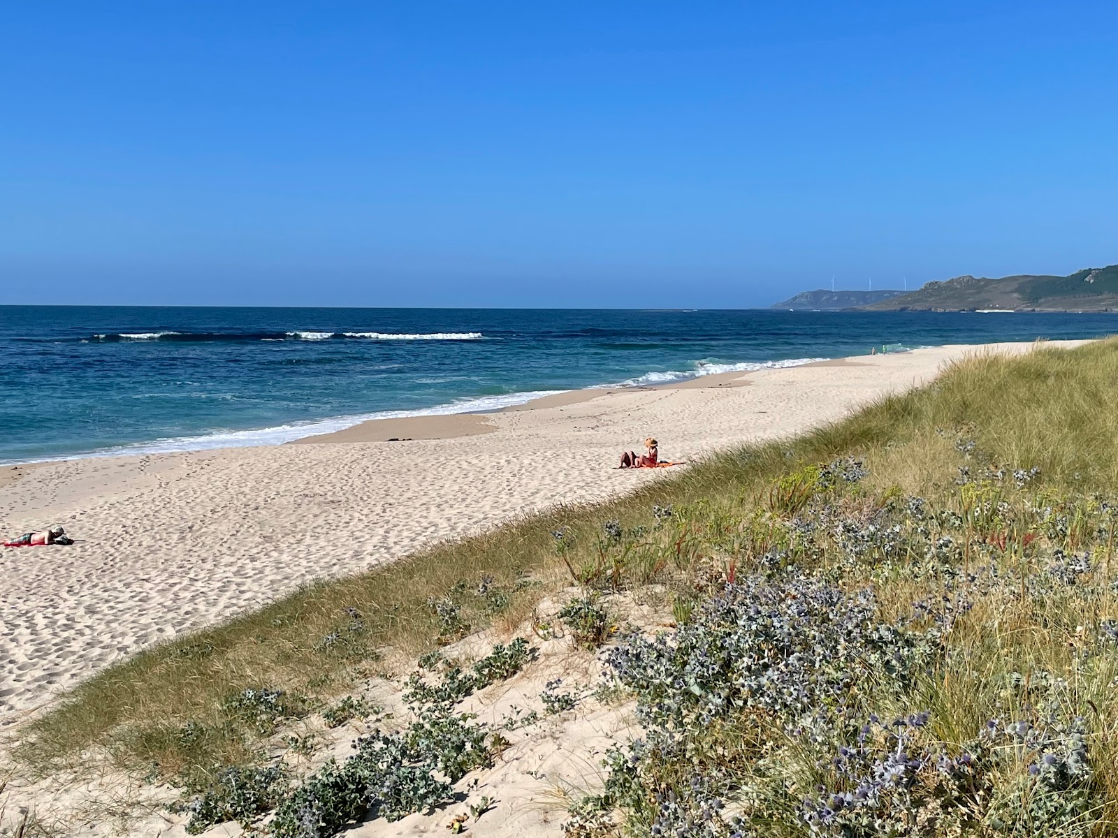 Φωτογραφία του Praia de Traba με άσπρη άμμος επιφάνεια