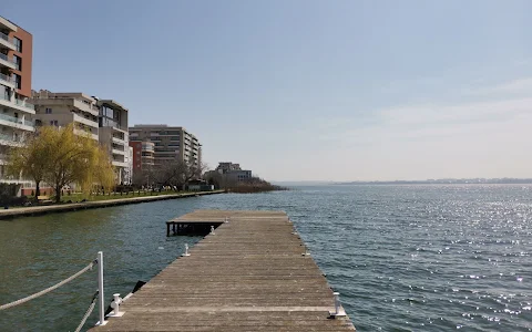 Lake Boutique Apartments Mamaia image