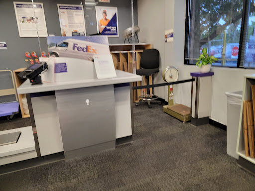 Shipping and Mailing Service «FedEx Ship Center», reviews and photos, 13500 EDS Dr, Herndon, VA 20171, USA