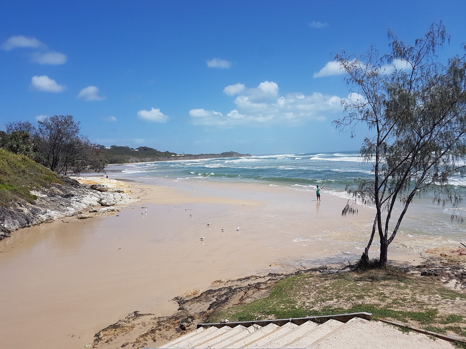 Photo de Cylinder Beach entouré de montagnes