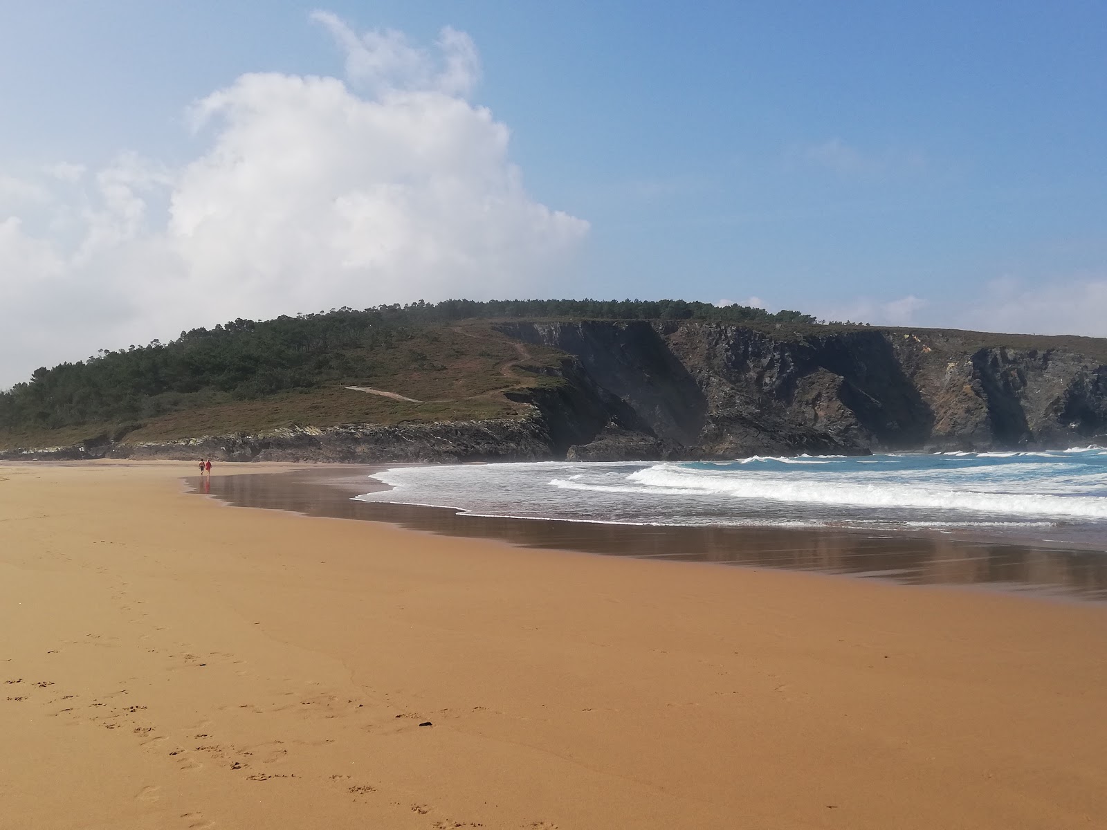 Foto av Playa de Esteiro omgiven av klippor