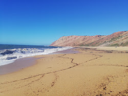Photo de Praia da Gralha entouré de montagnes