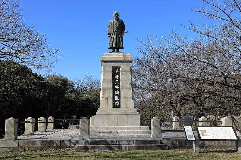 平野二郎國臣像