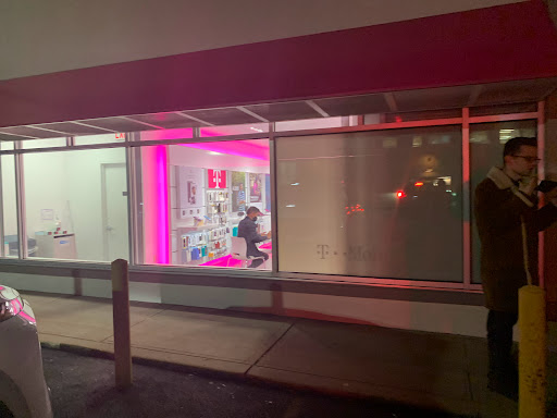 Cell Phone Store «T-Mobile», reviews and photos, 21545 Northern Blvd, Bayside, NY 11361, USA
