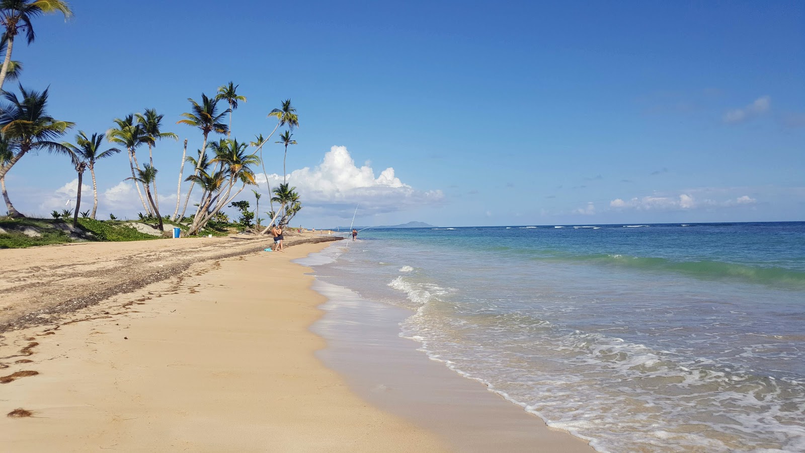 Φωτογραφία του Playa Palmas del mar με φωτεινή άμμος επιφάνεια