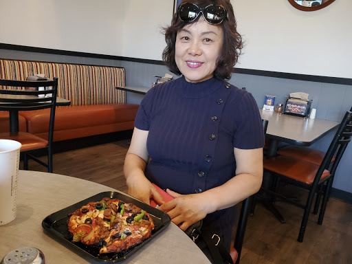 Round Table Pizza image