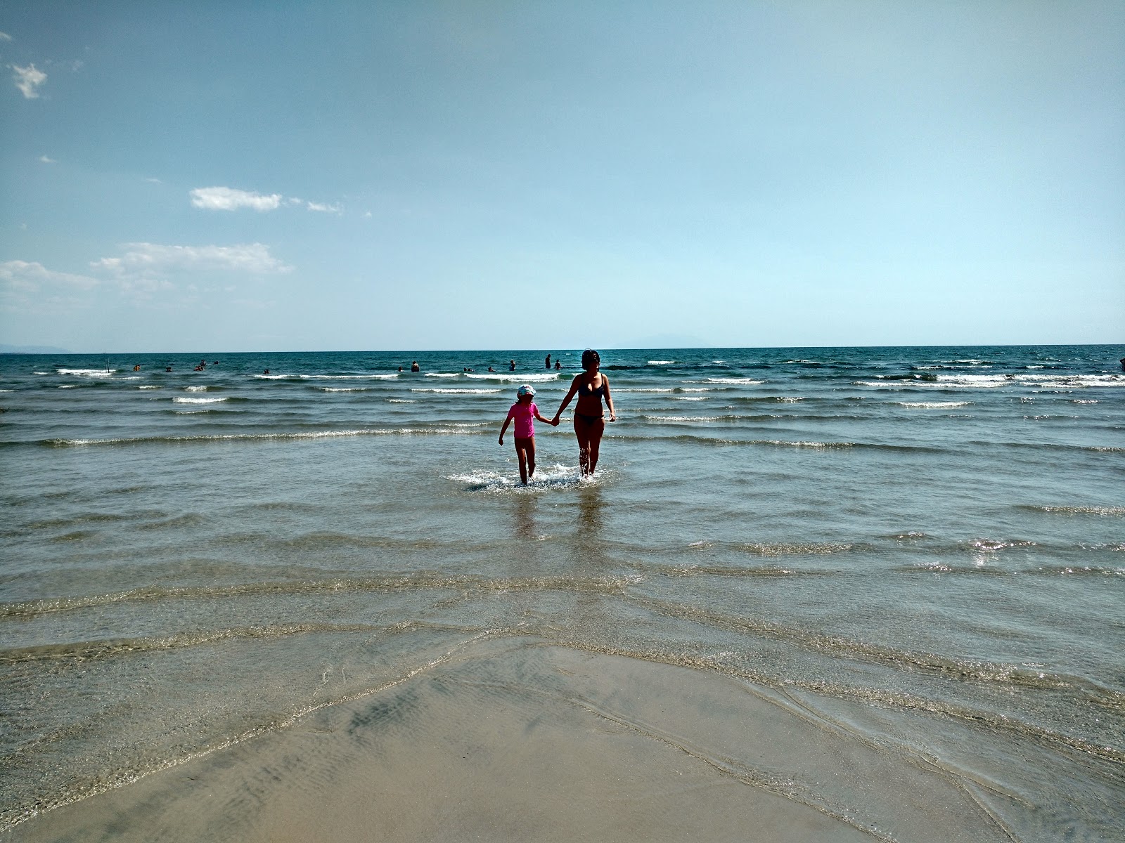 Photo de Mandra beach - bon endroit convivial pour les animaux de compagnie pour les vacances