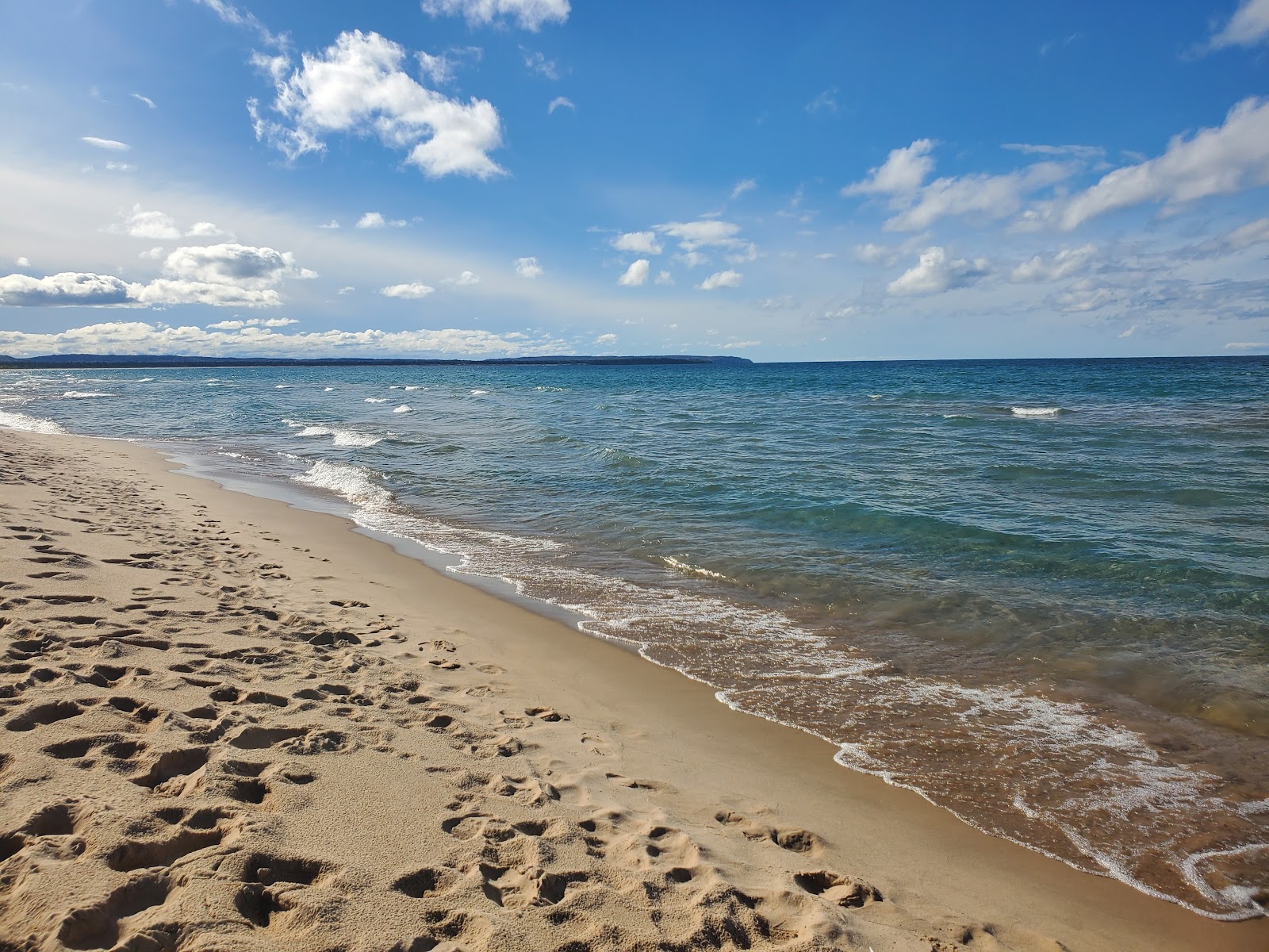 Foto di Esch Beach con molto pulita livello di pulizia