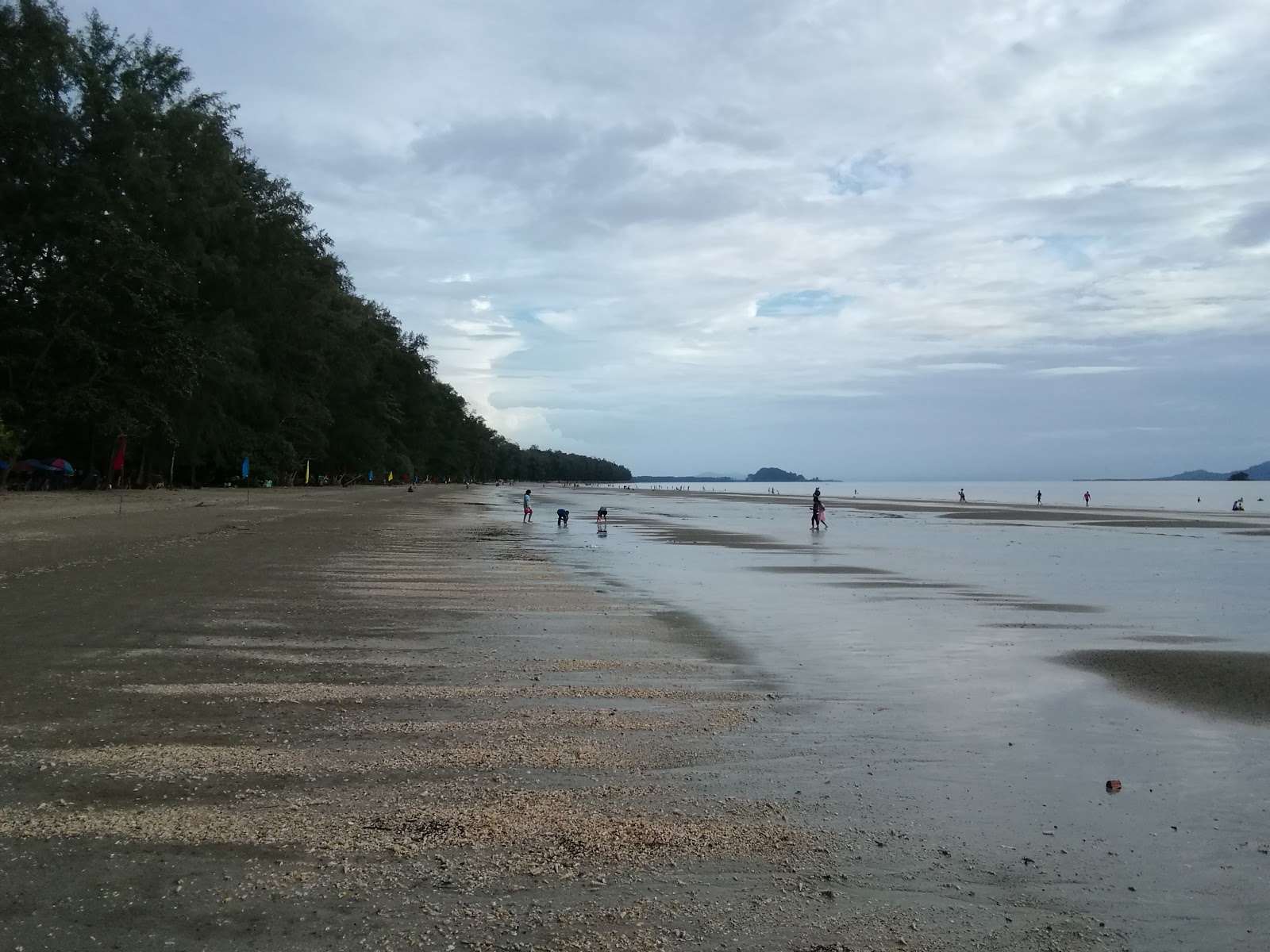 Fotografie cu Keb Tawan Beach - locul popular printre cunoscătorii de relaxare
