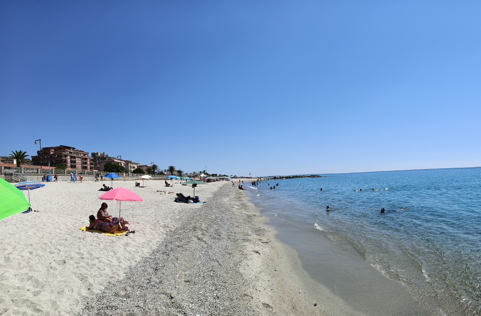 Foto di Rocella Jonica beach con una superficie del sabbia grigia