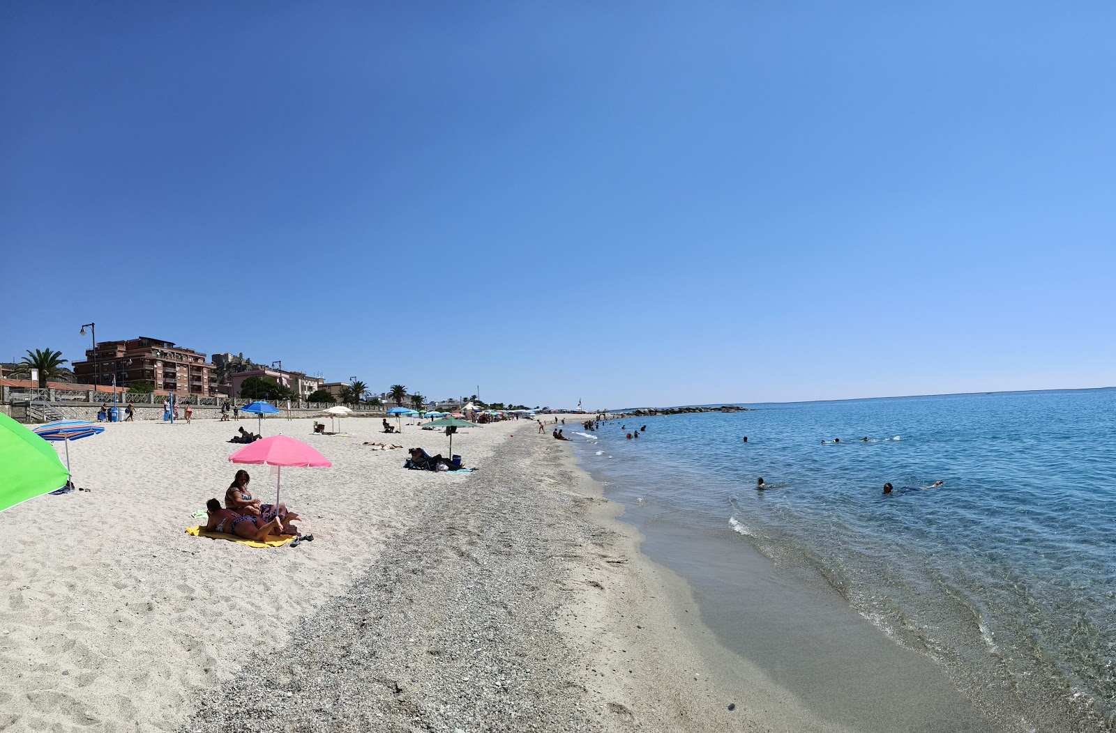 Foto von Rocella Ionica Beach mit grauer sand Oberfläche