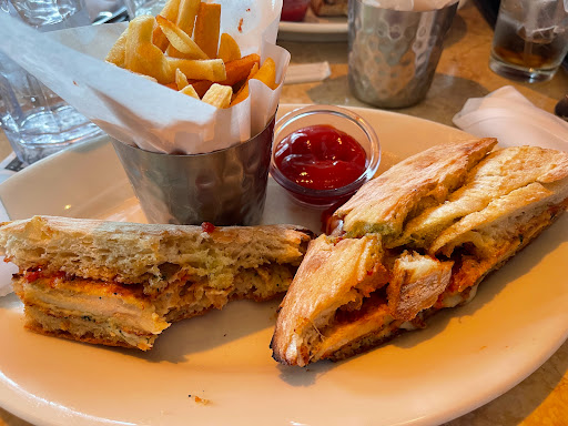 Restaurant «The Cheesecake Factory», reviews and photos, 5799 N Bayshore Dr, Glendale, WI 53217, USA