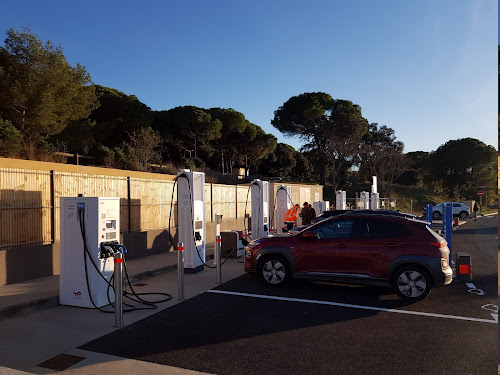 Borne de recharge de véhicules électriques TotalEnergies Station de recharge Salles-d'Aude