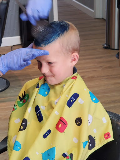 Hair Salon «Sizzor Shak Salon and Color Spa», reviews and photos, 208 E Main St, Collinsville, IL 62234, USA