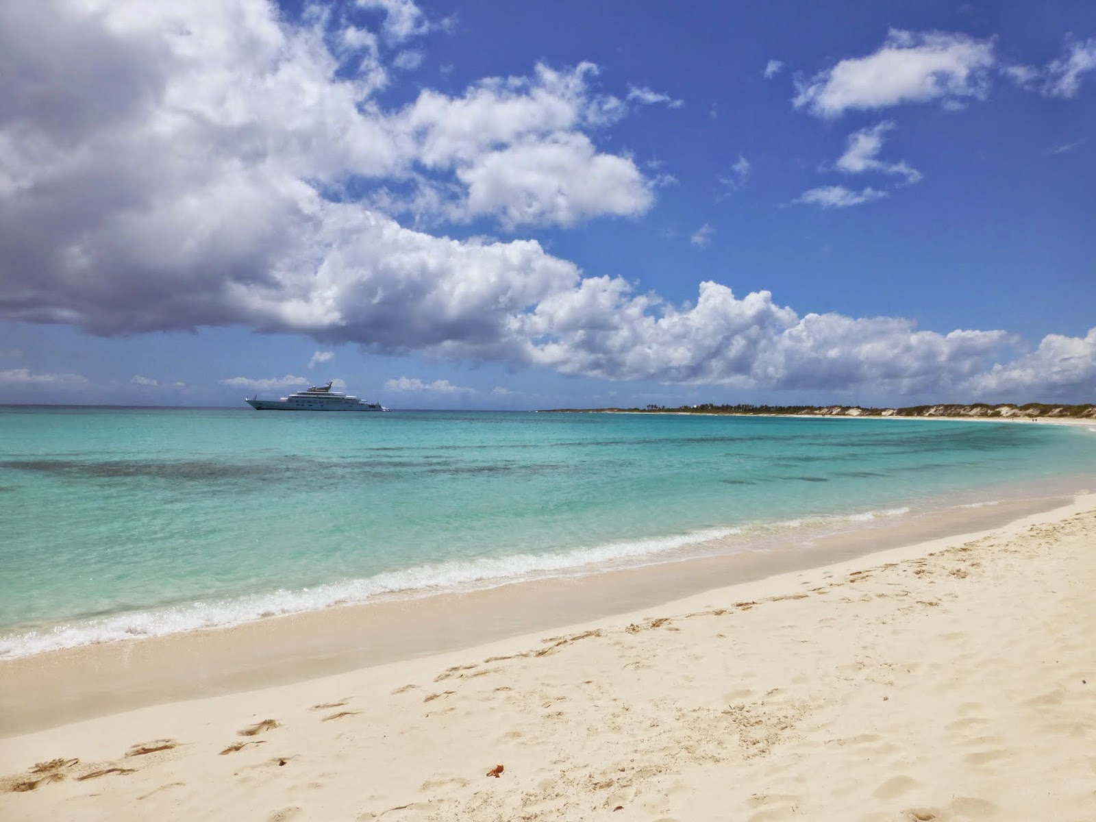 Fotografija Cove Bay z svetel fin pesek površino