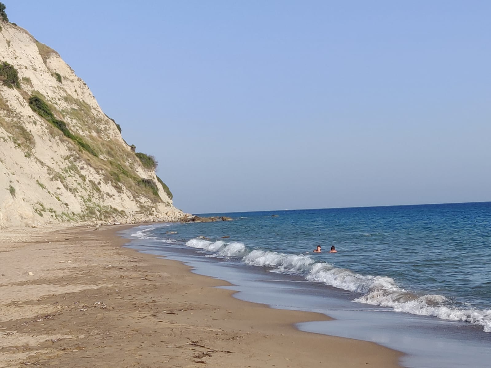 Arkoudillas beach'in fotoğrafı dağlarla çevrili