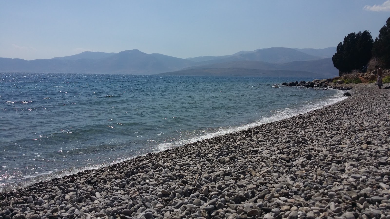 Foto di Vrachakia nat. beach con una superficie del acqua verde chiaro